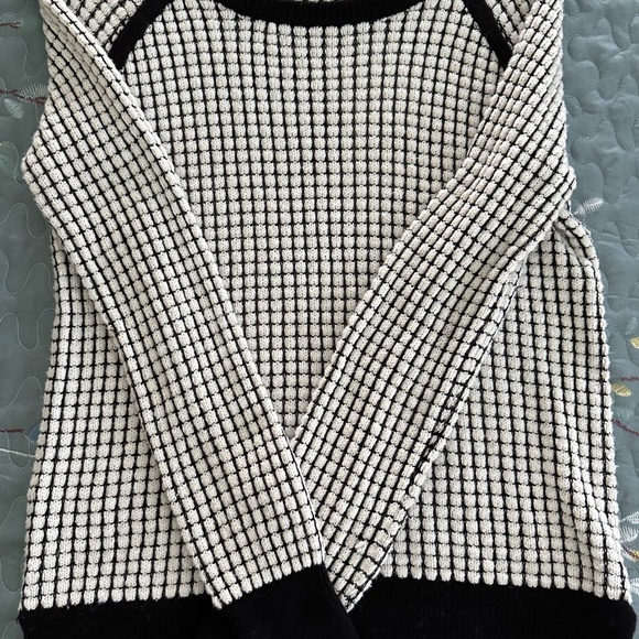 a.n.a. Black and White Hi-Lo Checkered Long Sleeve Women's Top Size M EUC - Picture 6 of 10